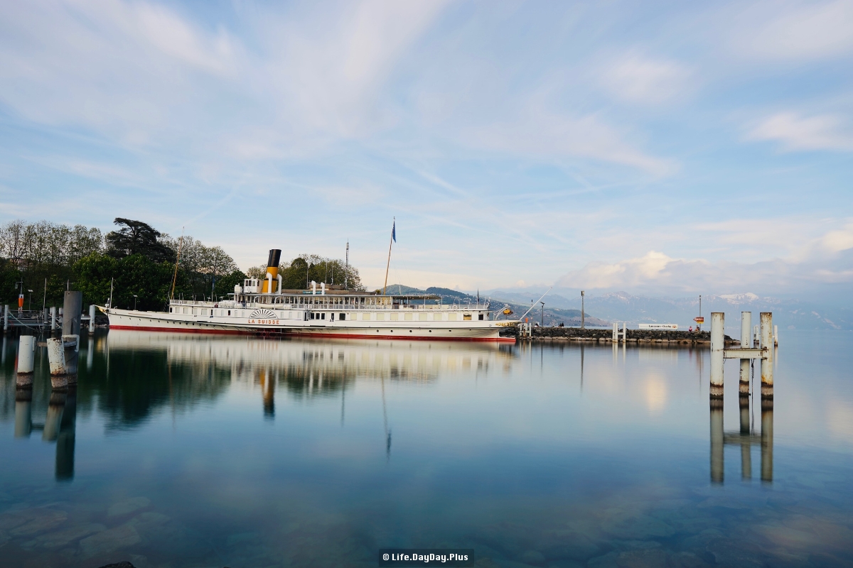 停在洛桑湖边的游船