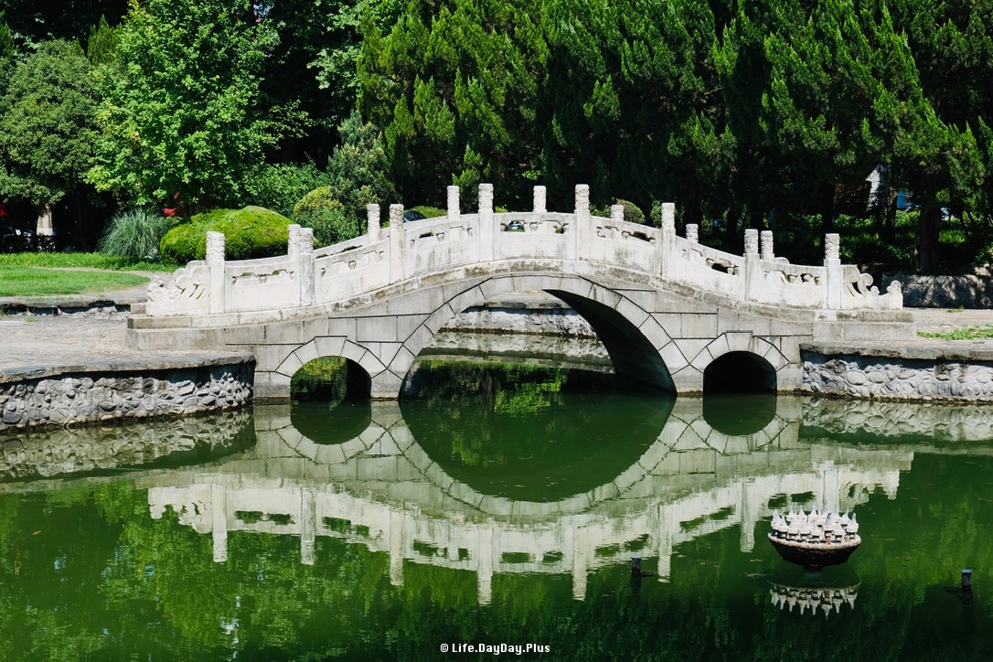 西交校园里的石桥